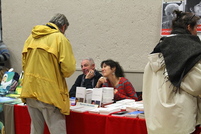 Feuilles d'automne à Colmars les Alpes, un Salon de lecteurs attentifs