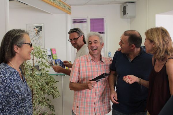 Une séance de dédicaces joyeuse