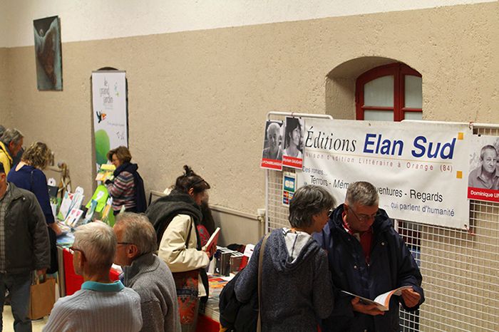 Feuilles d'automne à Colmars les Alpes, un Salon de lecteurs attentifs