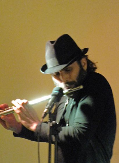 Dernière soirée de l’année 2013 à la librairie Elan Sud. Une soirée sous le signe de la musique des mots, une soirée sous le signe du vent qui pousse les hommes à se rencontrer et à partager leurs rythmes.

Corinne Niederhoffer nous avait