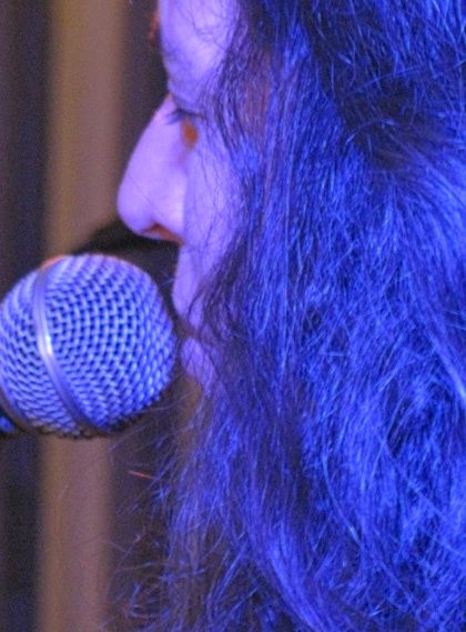 Dernière soirée de l’année 2013 à la librairie Elan Sud. Une soirée sous le signe de la musique des mots, une soirée sous le signe du vent qui pousse les hommes à se rencontrer et à partager leurs rythmes.

Corinne Niederhoffer nous avait