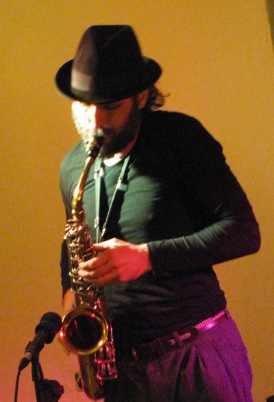 Dernière soirée de l’année 2013 à la librairie Elan Sud. Une soirée sous le signe de la musique des mots, une soirée sous le signe du vent qui pousse les hommes à se rencontrer et à partager leurs rythmes.

Corinne Niederhoffer nous avait