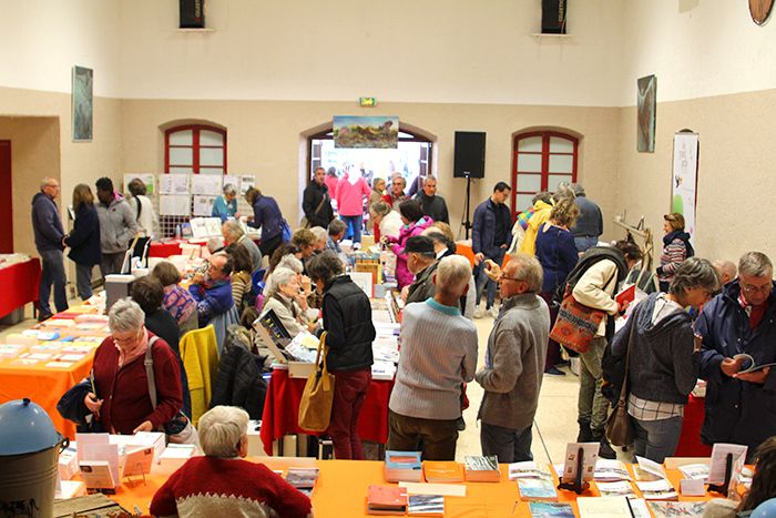 Feuilles d'automne à Colmars les Alpes, un Salon de lecteurs attentifs