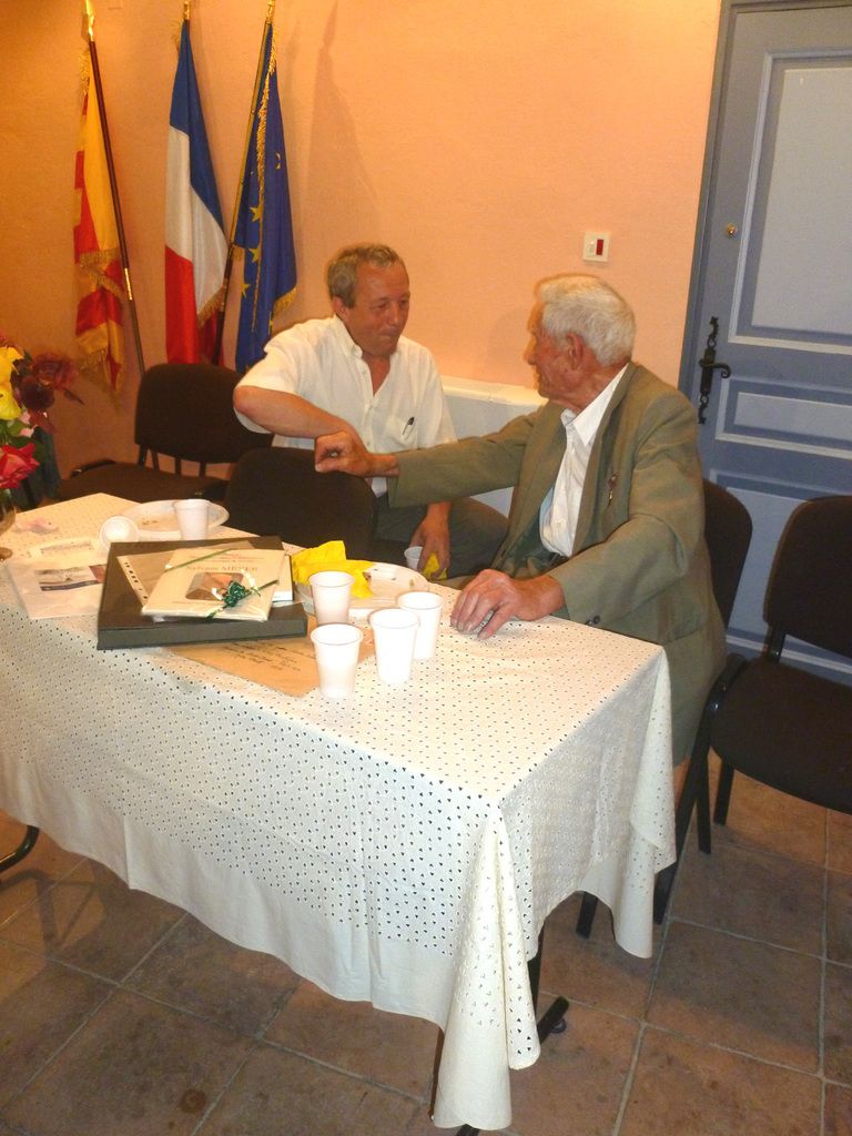 Dominique Lin est régulièrement invité à présenter 39-45 en Vaucluse lors de rencontres et cérémonies