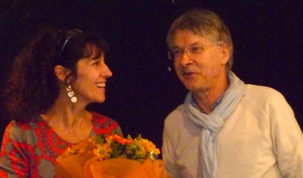 Myriam Saligari reçoit le Prix d'une association littéraire.