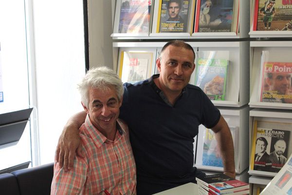 Une séance de dédicaces joyeuse