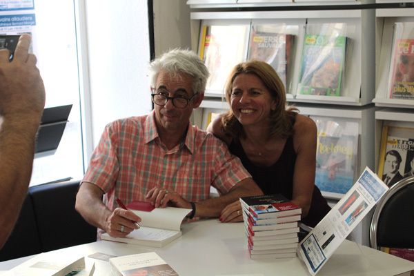 Une séance de dédicaces joyeuse