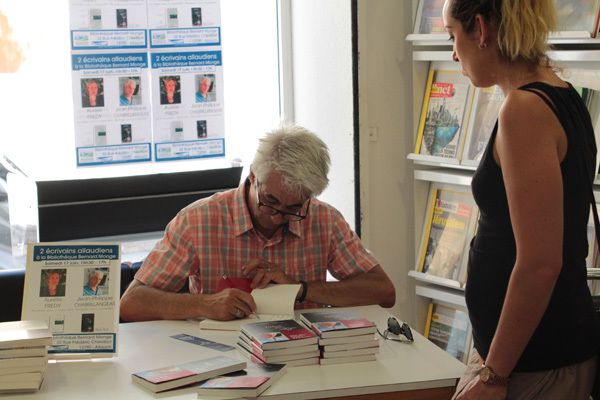 Une séance de dédicaces joyeuse