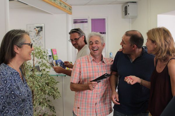 Une séance de dédicaces joyeuse