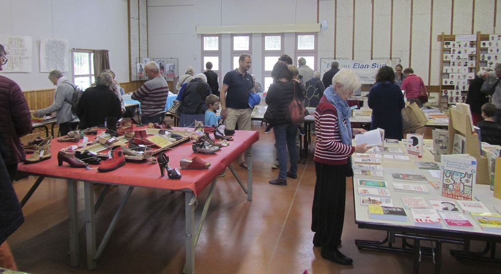 Des auteurs et illustrateurs en dédicace, des Salons différents…